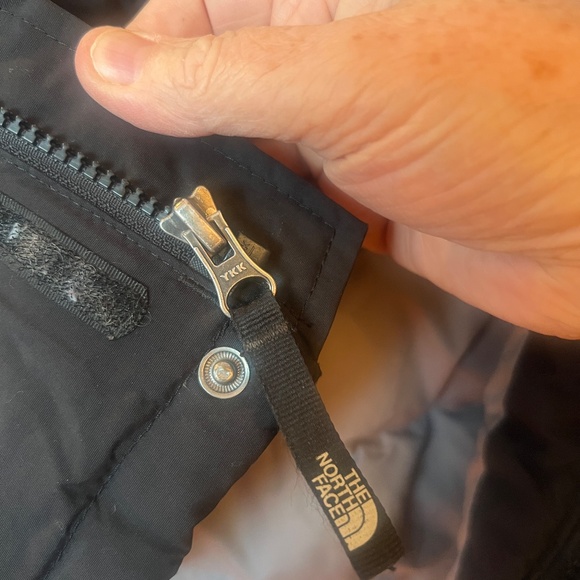 THE NORTH FACE Girl's Down Filled 550 Hooded Jacket - Picture 4 of 10